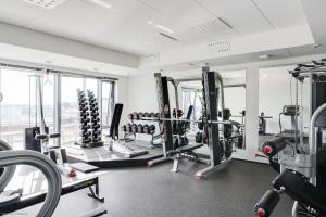 Fitness centrum a/nebo fitness zařízení v ubytování Scandinavian Minimalist Seaside Flat on Top Metro with downtown view