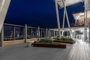 Fotografie z fotogalerie ubytování Scandinavian Minimalist Seaside Flat on Top Metro with downtown view v Helsinkách