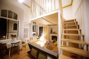 Habitación grande con escalera y sala de estar. en Burbone Apartment, en Turnhout 5 fotos más