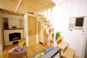 una sala de estar con un sofá y una chimenea en Burbone Apartment, en Turnhout