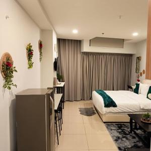 TV a/nebo společenská místnost v ubytování Cozy Haven Queen Studio Free Private Parking Netflix