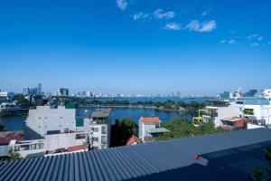 uma vista para o rio a partir do telhado de um edifício em Luxe Paradise Premium Hotel Nguyen Khac Hieu em Hanói
