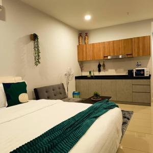 Kuchyň nebo kuchyňský kout v ubytování Cozy Haven Queen Studio Free Private Parking Netflix