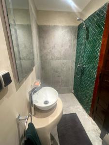 Riad Nora - Confort, Calme & Sécurité في مراكش: حمام مع حوض ودش +11 صورة