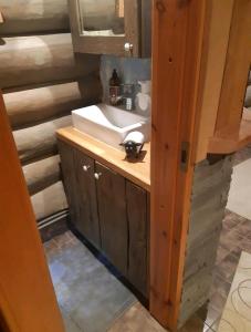 NogoSaunamaja的浴室里有洗手池和镜子