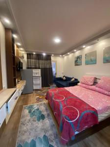 Una cama o camas en una habitación de فلورينزا الخمسين 3 fotos más