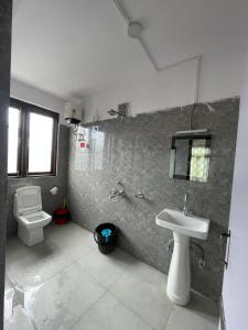 Ένα μπάνιο στο Thejasmit Mount View Homestay