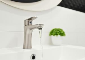 ein Waschbecken mit Wasserhahn in der Unterkunft Dalbit Thai Stay 2 Bedroom Patong house - 8mins walk to Jungcyelon Bangla Rd in Patong Beach + 28 Fotos