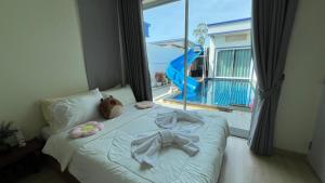 En eller flere senge i et værelse på Tabi Bito Poolvilla ทาบิ บิโตะ + 31 billeder