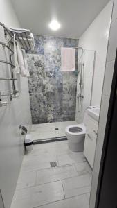 Koupelna v ubytování Armeni Apart Hotel + 42 fotografií