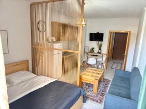 une chambre avec un lit, une chaise et un bureau dans l'établissement Studio Astir, à Tirane