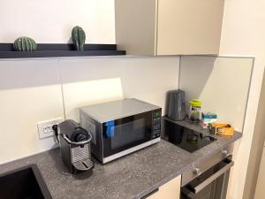 Kuchyň nebo kuchyňský kout v ubytování Airport Residence - Apartment Across From Otopeni Airport - Bucharest