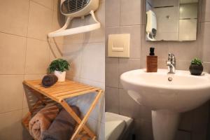 une salle de bains avec lavabo, toilettes et miroir dans l'établissement La Pause Voyage - chambre privative, gare à proximité, à Bourbourg