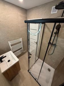 um banheiro com pia e box de vidro em Apartmán pod Gerlachovským štítom em Vysoké Tatry mais 54 fotografias