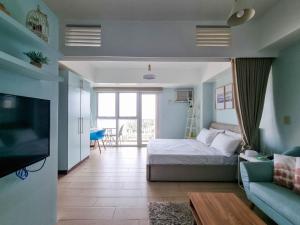 TV a/nebo společenská místnost v ubytování Stunning View 1BR Venice Luxury Residences BGC Ultra Fast WiFi and Washer