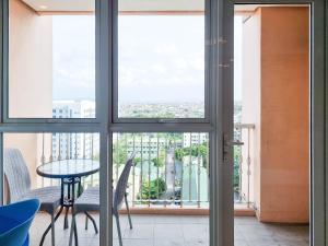 Balkón nebo terasa v ubytování Stunning View 1BR Venice Luxury Residences BGC Ultra Fast WiFi and Washer