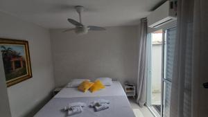 En eller flere senge i et værelse på Encantos do Mar Pousadinha