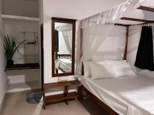 Postel nebo postele na pokoji v ubytování Iyra Homes - Hikkaduwa