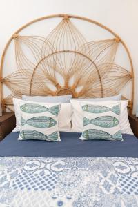 SagcahanにあるBlue Nest 3BdR Apartment with parking spaceのベッド(枕付きの木製ヘッドボード付) +53枚の写真