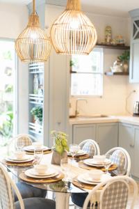 SagcahanにあるBlue Nest 3BdR Apartment with parking spaceのダイニングルーム(椅子とテーブル、シャンデリア付)