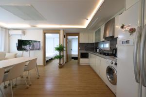 Una cocina o kitchenette en HONGDAE t HOUSE