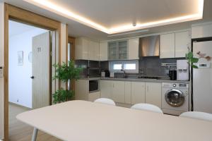 Una cocina o kitchenette en HONGDAE t HOUSE 28 fotos más