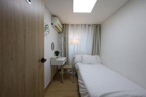 Una cama o camas en una habitación de HONGDAE t HOUSE