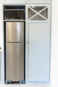 SagcahanにあるBlue Nest 3BdR Apartment with parking spaceのキッチン(電子レンジ付)の冷蔵庫
