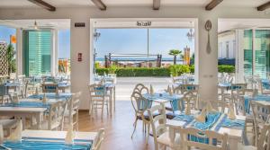 Reštaurácia alebo iné gastronomické zariadenie v ubytovaní White Suite & Apartments