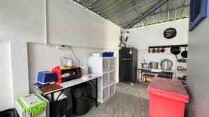 Køkken eller tekøkken på Tabi Bito Poolvilla ทาบิ บิโตะ