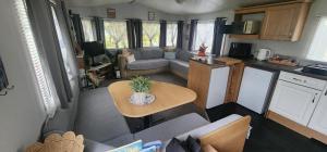 Una pequeña cocina y sala de estar en una casa diminuta. en The island escape isle of wight, en Porchfield