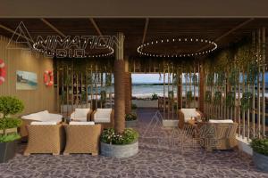 le hall d'un complexe hôtelier avec des chaises et des plantes dans l'établissement Trishvam Palolem Beach Resort, à Canacona