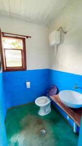 ein Badezimmer mit Toilette und Waschbecken in der Unterkunft casa descanço in Gonçalves