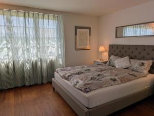 Ένα ή περισσότερα κρεβάτια σε δωμάτιο στο Cozy Garden Apartment near Zurich & Lake