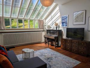 Μια τηλεόραση ή/και κέντρο ψυχαγωγίας στο Cozy Garden Apartment near Zurich & Lake