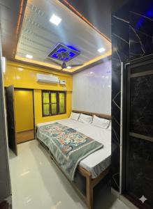 En eller flere senge i et værelse på Krishna Home stay + 15 billeder