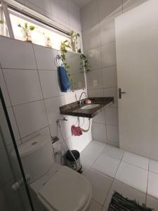 Ένα μπάνιο στο Quarto com banheiro privativo perto da praia