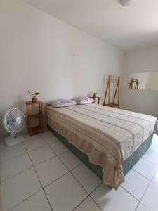 Ένα ή περισσότερα κρεβάτια σε δωμάτιο στο Quarto com banheiro privativo perto da praia