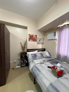 Ένα ή περισσότερα κρεβάτια σε δωμάτιο στο Skyes Cozy & Warm Studio-Avida Towers Aspira