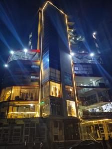 亚的斯亚贝巴Adey Ababa Stadium Hotel的夜晚亮着灯的高楼