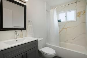 ein Badezimmer mit Waschbecken, Toilette und Dusche in der Unterkunft Modern 2BR Unit with Covered Parking in Santa Clara apts in Santa Clara