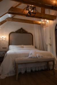 Postel nebo postele na pokoji v ubytování Castelul de Lut - Eco Boutique Guesthouse