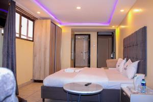 Ένα ή περισσότερα κρεβάτια σε δωμάτιο στο Desert Sky Hotel