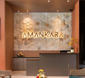 un hall d'entrée avec une pancarte indiquant « amazonaja » dans l'établissement Amankara Canggu, à Canggu