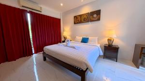 Postel nebo postele na pokoji v ubytování Baan Phu Chalong Place + 107 fotografií