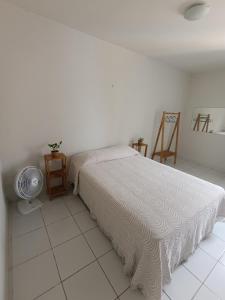 Ένα ή περισσότερα κρεβάτια σε δωμάτιο στο Quarto com banheiro privativo perto da praia