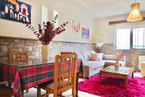 Posezení v ubytování Cozy tricolor 2 bdr apt with gym & parking