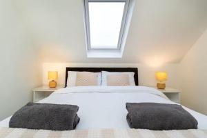 ein Schlafzimmer mit einem großen weißen Bett mit zwei Lampen in der Unterkunft 4 Bedroom Townhouse In Stirling in Stirling