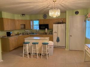 Η κουζίνα ή μικρή κουζίνα στο Cozy one bedroom with great water views lots of room