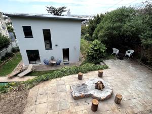 Κήπος έξω από το Spacious Seaside Escape - Pool,Fireplace,Great view